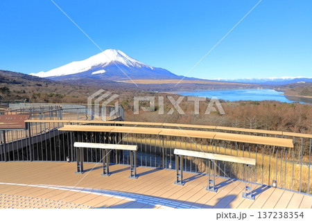 山中湖明神山パノラマ台から望む、冠雪した富士山 山中湖明神山パノラマ台から望む、冠雪した富士山 137238354