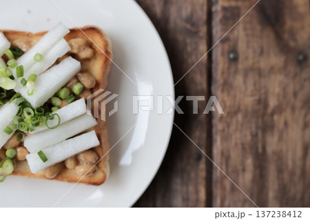 大根ピクルスとネギを乗せたパンドミの納豆トースト 大根ピクルスとネギを乗せたパンドミの納豆トースト 137238412
