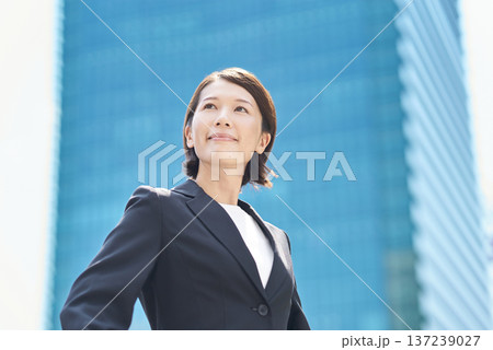 屋外で笑顔を見せるビジネスウーマン 137239027