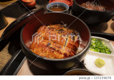 名古屋名物ひつまぶし お櫃に入った香ばしい鰻の蒲焼と薬味 名古屋名物ひつまぶし お櫃に入った香ばしい鰻の蒲焼と薬味 137239079