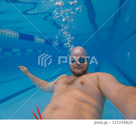 Underwater selfie of swimmer in blue pool with goggles 137239820