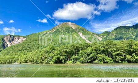 大正池から望む新緑の焼岳 137239835