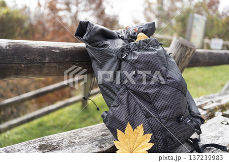 秋の登山道で休憩中の軽量バックパック　UL（ウルトラライト）スタイル 137239983