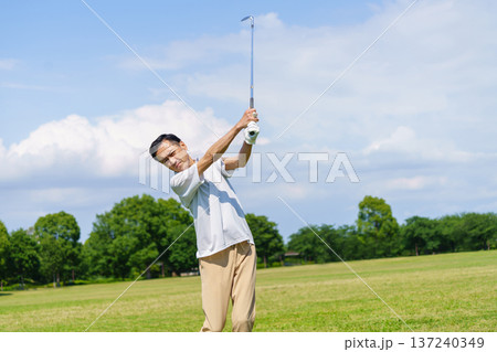 ゴルフをするシニア男性 ゴルフをするシニア男性 137240349
