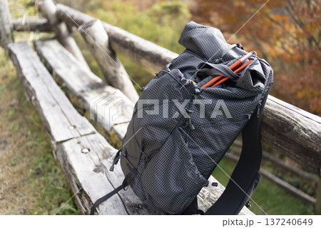 格子柄の軽量素材を使用したスタイリッシュなロールトップバックパック 137240649