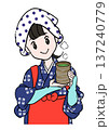 笑顔でほかほかのおいしいお茶をさしだす早乙女姿の女性 137240779