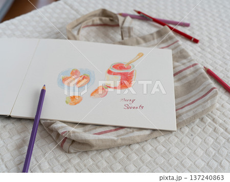 スケッチブックと色鉛筆と布のバック スケッチブックと色鉛筆と布のバック 137240863