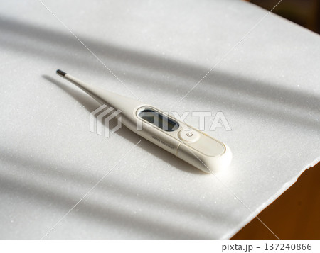 机の上の体温計 137240866