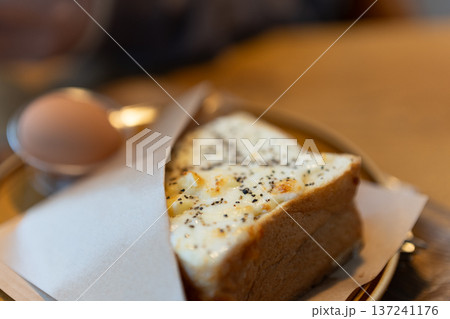 ピザトーストを食べる ピザトーストを食べる 137241176