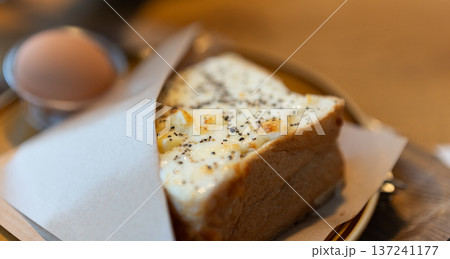 ピザトーストを食べる 137241177