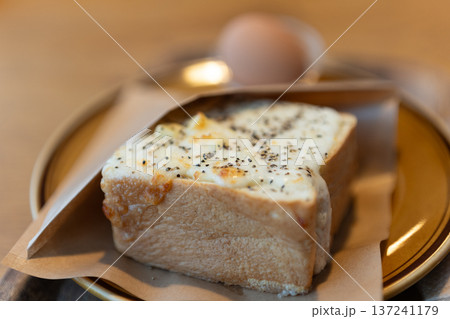 ピザトーストを食べる ピザトーストを食べる 137241179