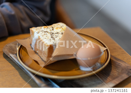 ピザトーストを食べる ピザトーストを食べる 137241181