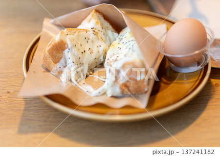 ピザトーストを食べる ピザトーストを食べる 137241182
