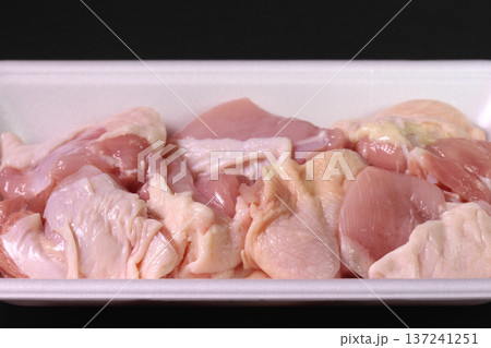 トレーに入った若鶏もも肉のブロック　クローズアップ 137241251
