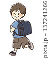 ランドセルをかついだ小学生の背面イラスト 137241266