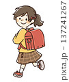 ランドセルをかついだ小学生の背面イラスト 137241267