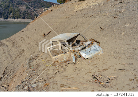 津久井湖湖面低下で姿を現したワゴンR 137241315