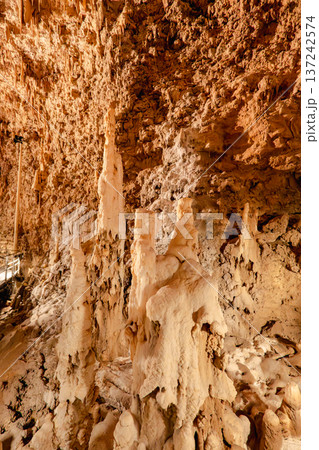 鍾乳石 石筍 洞窟 137242574