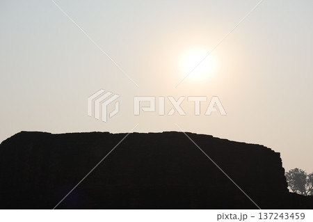 オレンジ色の太陽と朝の空とシルエットの遺跡のあるネパールのルンビニの風景 オレンジ色の太陽と朝の空とシルエットの遺跡のあるネパールのルンビニの風景 137243459