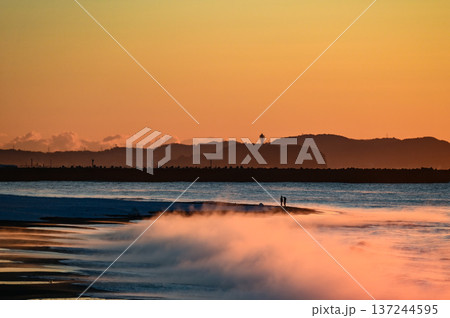 平塚海岸からの朝焼け　江の島　雪 137244595