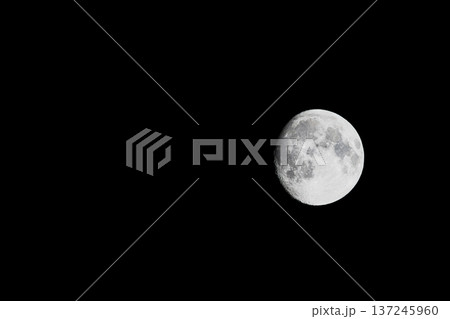 夜空に浮かぶ月 夜空に浮かぶ月 137245960