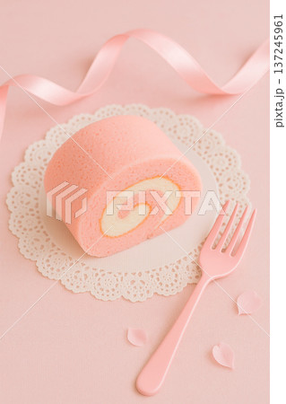 桜色のスポンジが春を呼ぶ、ふんわりピンクのロールケーキ 137245961