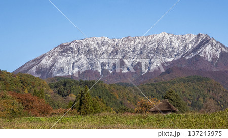 奥大山の紅葉と冠雪の大山 奥大山の紅葉と冠雪の大山 137245975