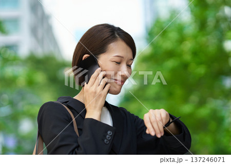 時間を気にする様子のビジネスウーマン 137246071