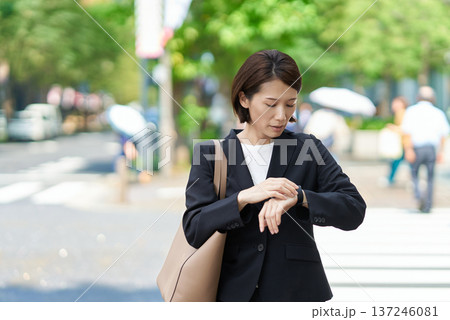 時間を気にする様子のビジネスウーマン 137246081