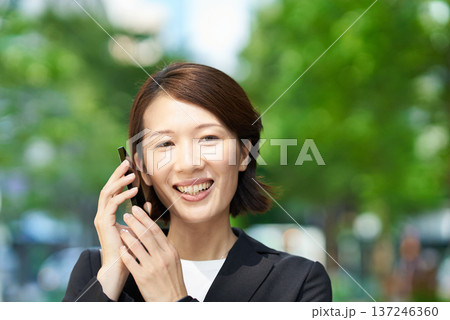 スマートフォンで通話するビジネスウーマン 137246360
