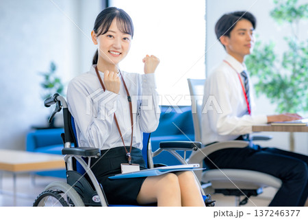 オフィスで働く車椅子の女性 137246377