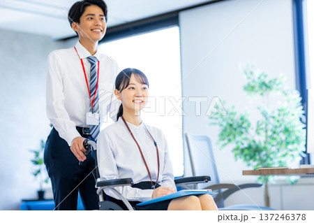 オフィスで働く車椅子の女性 137246378
