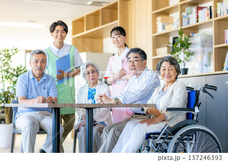 介護施設で寄り添う若いヘルパーとシニア 137246393