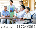 介護施設で寄り添う若いヘルパーとシニア 137246395