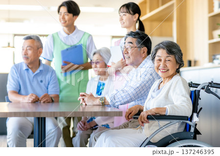介護施設で寄り添う若いヘルパーとシニア 137246395