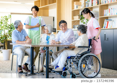 介護施設で寄り添う若いヘルパーとシニア 137246396