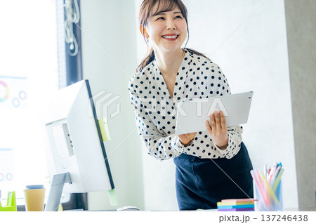 オフィスで仕事をする若い女性 137246438