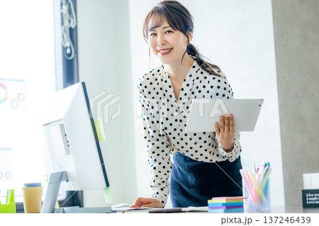 オフィスで仕事をする若い女性 137246439