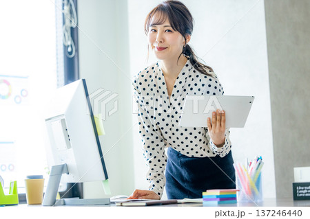 オフィスで仕事をする若い女性 137246440