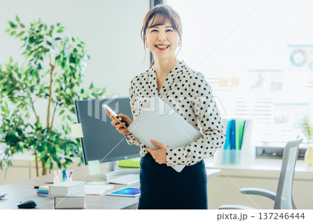 オフィスで仕事をする若い女性 137246444
