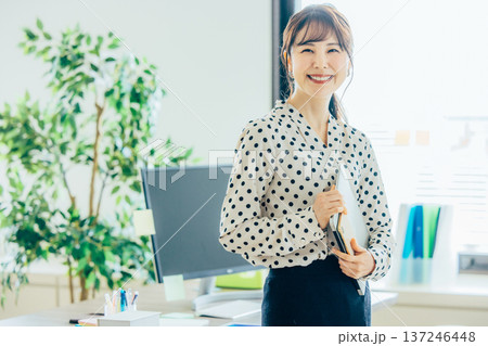 オフィスで仕事をする若い女性 137246448