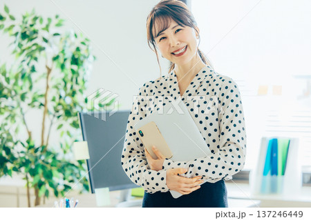 オフィスで仕事をする若い女性 137246449