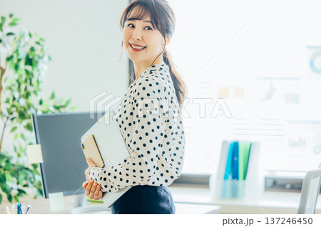 オフィスで仕事をする若い女性 137246450
