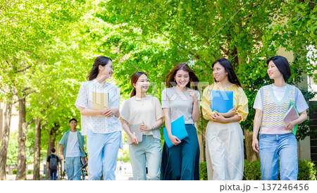 外を歩く女子大学生 137246456