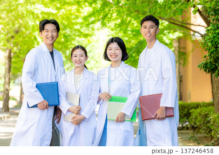 医大生　白衣　男女 137246458