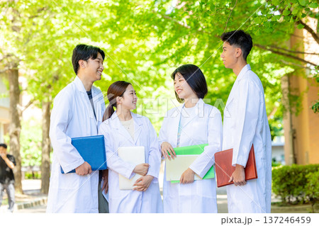 医大生　白衣　男女 137246459