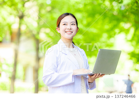 白衣の女性 白衣の女性 137246466