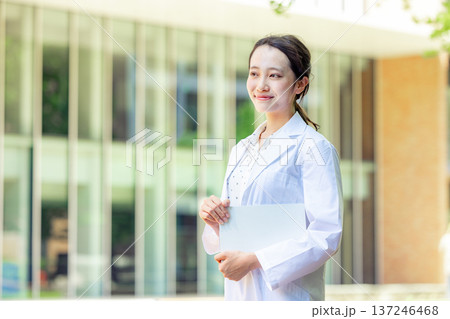 白衣の女性 137246468