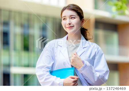白衣の女性 白衣の女性 137246469