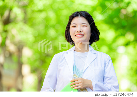 白衣の女性 白衣の女性 137246474